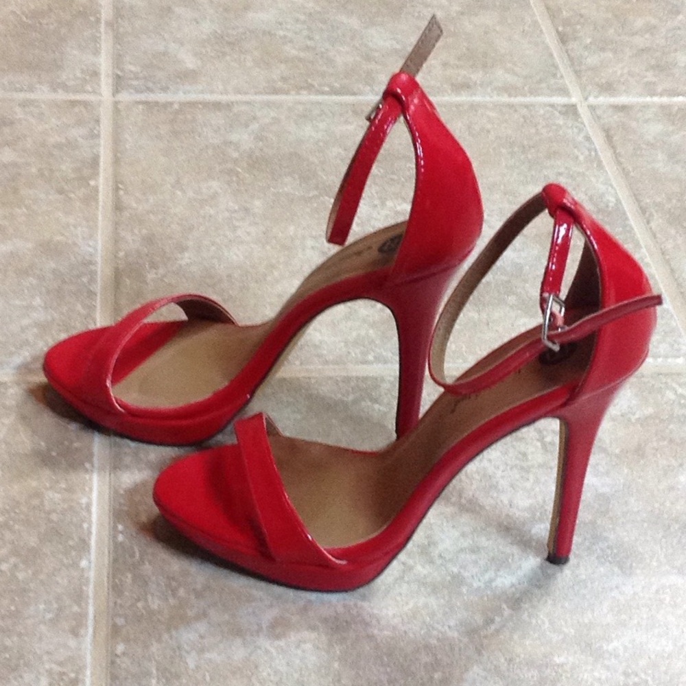 Cleaning out my closet!!!